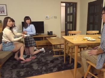 貞操観念ダダ崩れしている従妹たちの家にお世話になることになりSEXし放題W