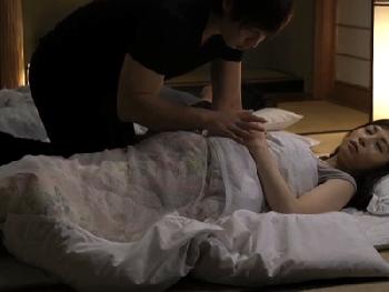 夫が隣で寝ている状況で夜這いを仕掛けて寝取る冷酷非道な男!!