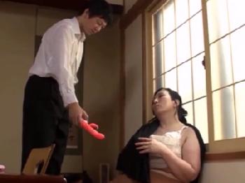 肉感たっぷり我儘BODY好き必見!!息子に様々なオナニー道具が見つかり近親中出し展開