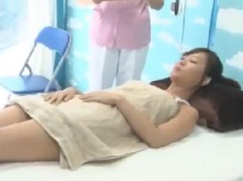 合宿中の陸上部女子大生をマッサージと言葉巧みに騙して中出し敢行!!