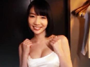 SNSで知り合った中年男と狂ったように性行為するSEX依存の巨乳美少女