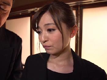 辱めに濡れて極太ペニスがねじり込まれると声を押し殺して感じる未亡人