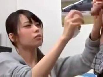 勃起してた弟の巨根を辛抱できず尺八ご奉仕する痴女お姉ちゃん