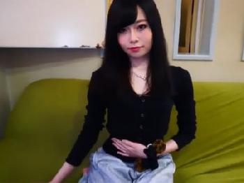 小顔でキュートな素人娘がいきり勃ったペニスを前に一心不乱に尺八と手コキ