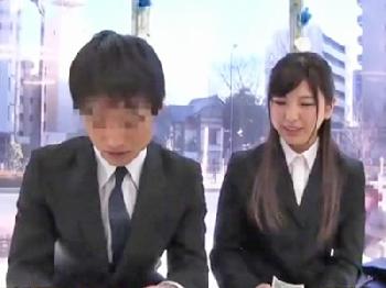 入社一年目の新人女性会社員に仕事以外も教える上司