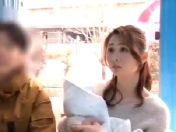 夫と子供もいるのに!!マジックミラー号でコンドーム未装着の寝取られ性交