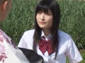 一人で沖縄旅行に行った美少女女子校生が現地の中年男性に捕まり青姦強姦