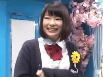 卒業したばかりの女子校生をマジックミラー号に連れ込み記念にゴム無し交尾