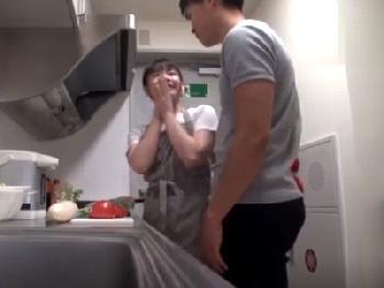 まだエプロンが似合っていない童顔フェイスの若妻と情熱的な膣射