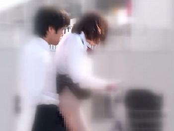 自転車の後ろからまさかの挿入!!そのまま女子校生と野外で露出性交