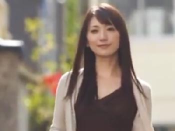 娘を教えるイケメン家庭教師に色仕掛けしてコンドーム非装着で挿入行為する淫らな人妻