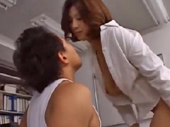 上司に脅されてオフィスで性的暴行された女性会社員