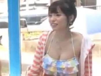 男友達とのマッサージ体験中にムラっとくる→膣射交尾した水着素人娘