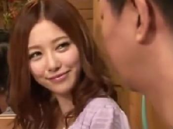 意味ありげな表情で誘ってくるお姉さんに耐えきれず精液顔面射精