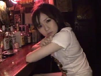 バーテンダーギャルを店内で性行為