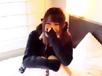 制服美少女が笑顔で中年男2人とハメ撮りする