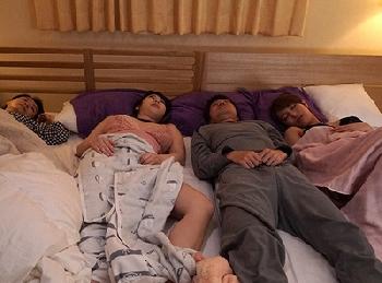 これは拷問か!?絶対に手を出してはいけない巨乳姉2人と添い寝することになった…W