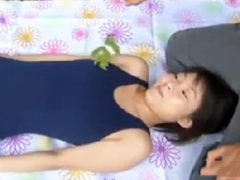 陰毛がないワレメのスクール水着少女を野外で挿入してスペルマ孕ませ射精