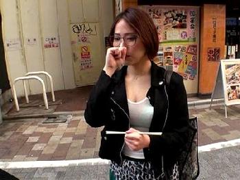 眼鏡のガードが固そうな素人女性会社員をナンパ→たこ焼きをネタにラブホテルへ連れ込んでハメ撮り