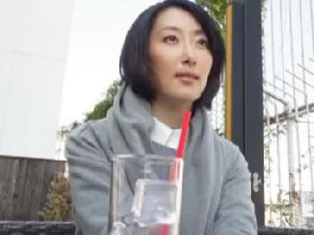 夫に裏切られたショックと寂しさで心の穴を埋めるため素人人妻が見知らぬ男と‥