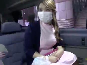 仕事中の巨乳ナースが車の中でサクッと尺八ごっくん射精バイト