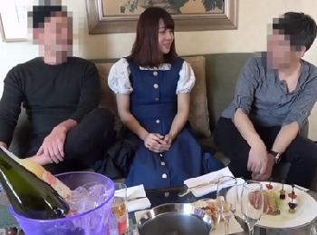 美少女が3人の男たちに囲まれてだんだんと酔わされながら乱交でおまんこ内射精