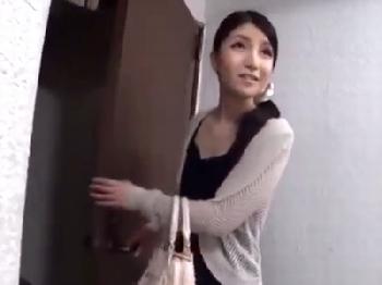 幼稚園に送った後の綺麗な人妻を尾行→自宅押しかけ性的暴行膣内射精!!