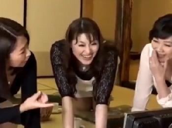 これが金持ち熟女たちの夜遊び!!男を品定めして馬なり騎乗位W