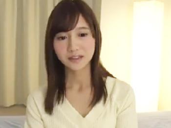 介護士を目指す二十歳の美少女学生の性的感度が抜群に良い潮吹き女性器を弄られてビクビク痙攣W