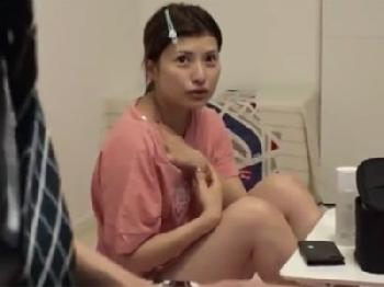 すっぴんでも可愛い美女が恥じらいながら緊密な性行為→顔面射精されて悶絶