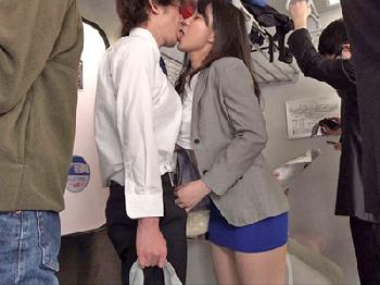 若い男を逆痴漢して弄ぶ尻軽お姉さん