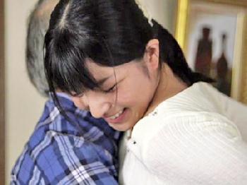 義父の狂おしく情熱的な愛撫に夢中になっていく人妻