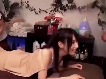 別室に彼氏がいるのにマッサージ師の肉棒を受け入れるビッチ娘W