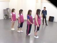 ダンスレッスン中のセクシーアイドルの陰毛がないワレメにプロデューサーが中出し調教!!