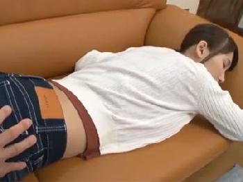 熟睡中の美女のデカ尻に辛抱できず興奮して耐えきれずに勝手に挿入