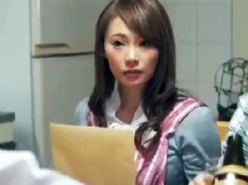 部下のとても綺麗な嫁を目当てに自宅に押しかけて性暴行決行するクズ上司