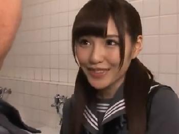 公衆便所で中年男を痴女るツインテール女子校生