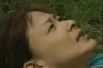 田舎のバス停で出会った男と林の中で青姦セックス!!