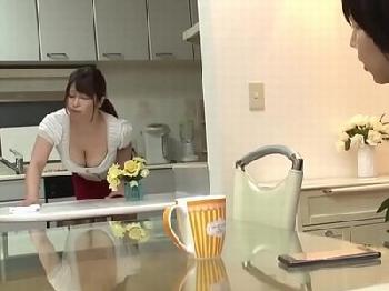 遠めでも重量感が伝わる色っぽいバスト→若い義母と一線超えて中出し肉親タブー交尾!!