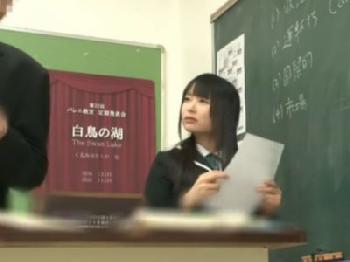 性的欲求が抑えきれない思春期女子校生がいきり勃ったペニスを見て耐えきれずに挿入性交