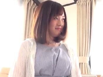 現役女子大生がAVデビュー作で赤面ハメ