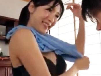 童貞息子を不憫に思った豊乳人妻が性教育W