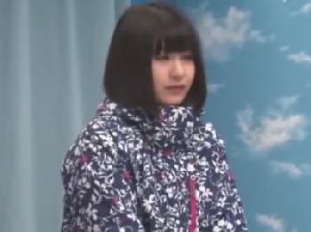 スキーに来ていた素人女子大生娘が友人に膣内で精子を発射されて呆然