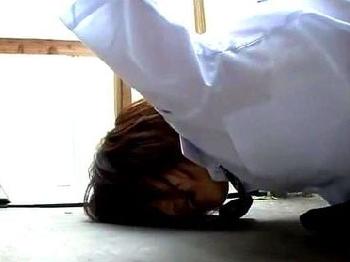 手錠で繋がれてカギはまんこの中にIN!!絶体絶命状態の女子校生が通りかかった男にまで犯される!!