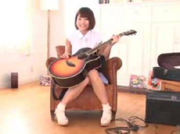スレンダー貧乳のミュージシャンを目指す美少女がAVで処女捨て