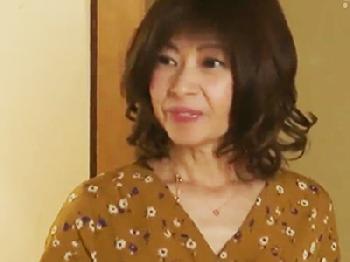 友人の息子に迫られて辛抱できず浮気性交するビッチ妻