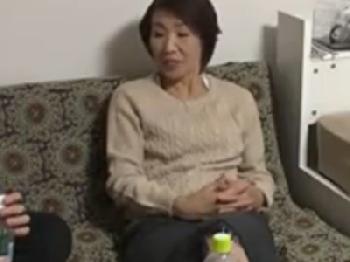 見た目から年季入ってる熟女人妻を連れ込み中出し