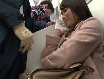 痴漢しようとしたら…微笑んでる!?満員電車で出くわした痴女が手袋でペニスを弄ぶW