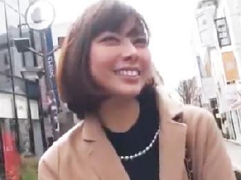 出会い系で知り合ったとても綺麗な人妻と待ち合わせしてすぐラブホテルへ向かい寝取りハメ