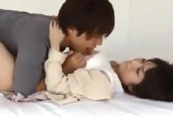 イケメン巨根を嬉しそうに奉仕する尻軽な色白娘